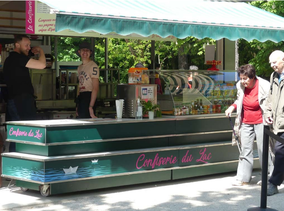 Le kiosque La Confiserie du Lac avec sa terrasse